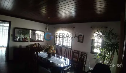 Sobrado com 04 Dorm. sendo 01 suíte - 330m² de área construída e 365m² de terreno no Monte Castelo