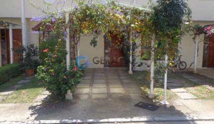 Sobrado em condomínio fechado para locação com 3 quartos e 3 vagas de garagem - 95m² no bairro Jardim Aquarius