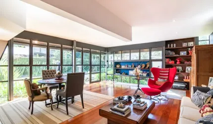 Bairro nobre, rua belíssima, segura e única, com projeto exclusivo e muita arte envolvida!