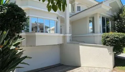 CASA MUITO BEM CONSTRUÍDA EM JURERÊ INTERNACIONAL