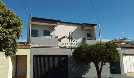 Sobrado com 4 dormitórios à venda, 239 m² por R$ 950.000 - Alto Umuarama - Uberlândia/MG