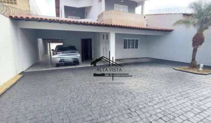 Sobrado com 3 dormitórios à venda, 293 m² por R$ 770.000 - Umuarama - Uberlândia/MG