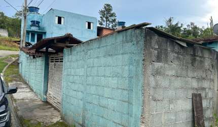 Imóvel com 3 casas, sendo uma casa principal e 2 casas alugadas