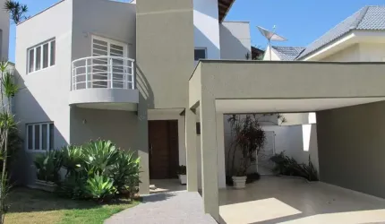 Casa a Venda em Condomínio Fechado, 300m&#178; de àrea Total (3 Dormits. sendo 1 suíte).