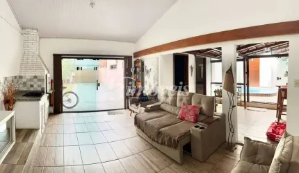 Casa NÃO AVERBADA, com 2 quartos, 2 vagas, Piscina e Sala Comercial (já locada), no bairro São Vicente, Itajaí SC