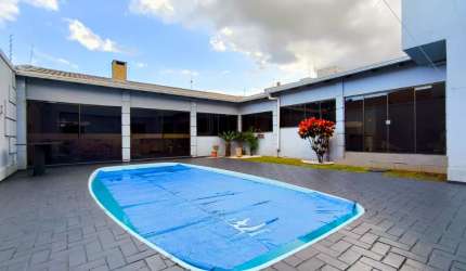 Excelente casa com piscina mobiliada a venda no bairro Alto Alegre .