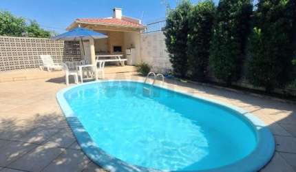 Uma casa excelente de 234 m2 para viver momentos agradáveis com a família e amigos, num espaçoso terreno de 633 m2 com piscina, área gourmet e pomar.