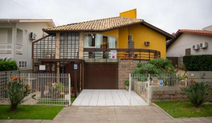 Casa 3 dormitórios 1 suíte com Piscina Comerciário