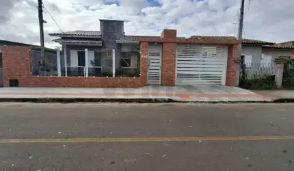 Casa multifamiliar independente, com piscina e área gourmet