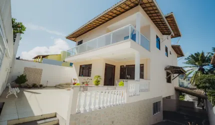 Casa Triplex 5/4 em Vilas do Atlântico.