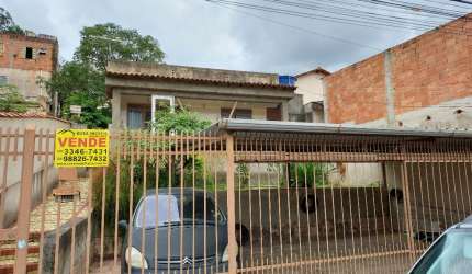 Casa linear de 119 m², com 3 quartos, bom estado de conservação, piso em cerâmica, única em terreno plano de 300 m²