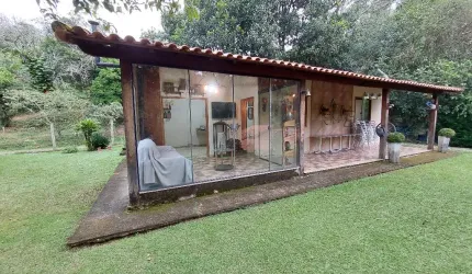 Aconchegante Chácara, em Amparo, Barra Mansa-RJ Com 6.000 m2, 2 casas mobiliadas, piscina, sauna e campo de futebol