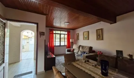 Casa tipo sobrado localizada no bairro Aparecida
