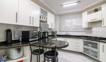 sobrado em condominio a 5 Min. do centro em condominio fechado com terreno