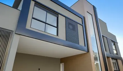 Casa alto padrão com 3 suítes, 344m² privativos, 3 vagas de garagem, no Cascatinha,