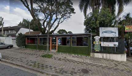 <p>Excelente casa comercial e residencial no Alto da XV de esquina.</p>