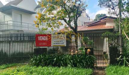 <p>Terreno ZR3 com 410M2 com uma casa averbada no Cristo Rei</p>