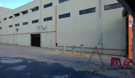 Alugo Barracão 500M2 região central na Avenida Mário Corrêa 


Porto
