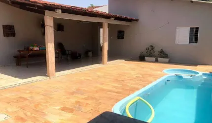 Vende-se Casa com Piscina,Churrasqueira e 3 Quartos no Recanto dos Pássaros