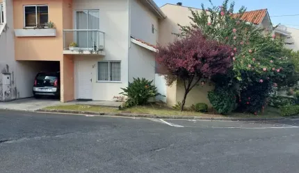 Lindo sbrado em condomínio fechado, com conforrto e segurança que sua família merecem, próximo a mercados, farmácias e shopping, agende uma visita e venha se encantar com este  imóvel.