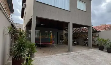 Imperdível oportunidade de adquirir casa de alto padrão na Vila Suissa, Mogi das Cruzes-SP: 3 quartos, 2 suítes, 3 salas, 4 banheiros, 4 vagas de garagem e 180,00 m² de área.