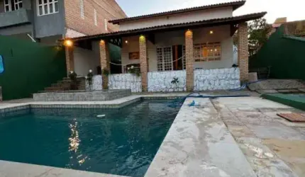Excelente casa em localização privilegiada com 4 suítes.