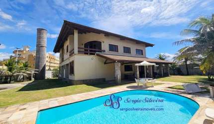 Casa mobiliada, com 5 suítes e piscina privativa.