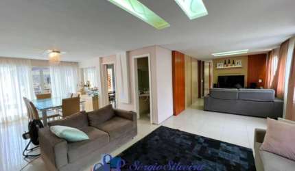 Belíssima casa de condomínio com 3 suítes, piscina com hidromassagem.
