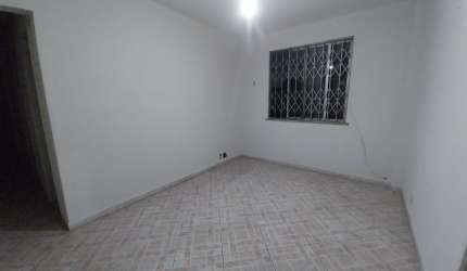 ALUGA-SE APARTAMENTO DE 2 QUARTOS, NA PRAÇA SECA, RUA PINTO TELES, EM PRÉDIO ISENTO DE IPTU. R$ 700,00.