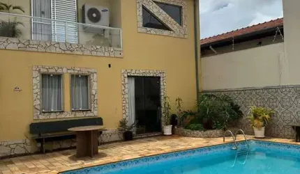 Residência no Jd. Aeroporto com piscina/churrasqueira
