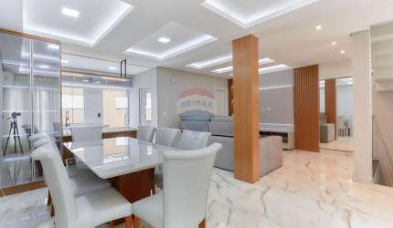 Seu novo lar é a definição do requinte e da beleza em cada detalhe deste sobrado triplex mobiliado no Pinheirinho