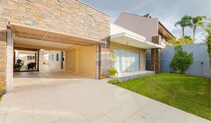 Casa térrea com 200m², 4 quartos, poucos minutos do centro de Curitiba