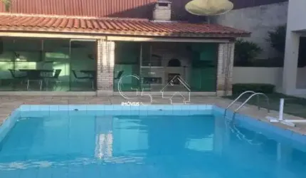 Casa à venda em condomínio, 3 suítes, piscina,churrasqueira com espaço gourmet, pomar, sala ampla.