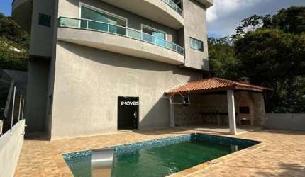 Luxuosa casa em condomínio para locação no Alpes de Caieiras-SP: 4 quartos, 4 suítes, 2 salas, 5 banheiros, 2 vagas, 400m².