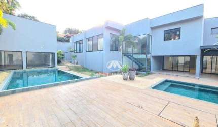 Casa de Alto Padrão em excelente localização em Condomínio fechado com 1416,58m² de terreno e 772,91m² de área útil.
