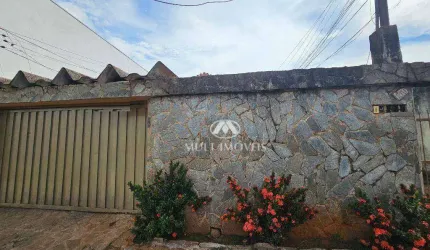 Casa térrea localizada no Bairro Campos Elísios com terreno de 484m² e 174,45m² de construção.