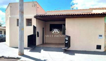 Casa Térrea localizada no Bairro Campos Elísios, com  178m² de área útil construída.