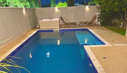 Sobrado com 4 dormitórios, piscina e ofurô