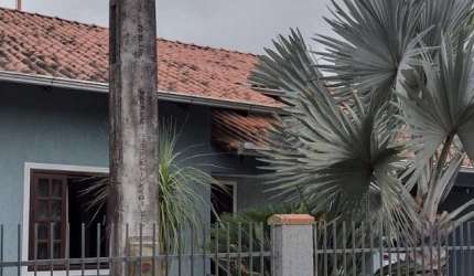 Linda Casa Recém-Reformada no Morro do Meio