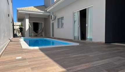 Linda Casa com Piscina no Floresta