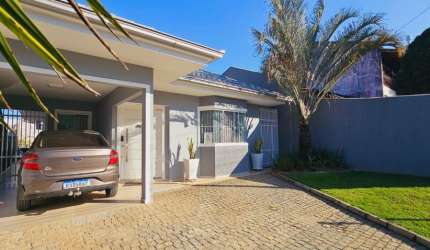 Linda Casa com Piscina no Petrópolis