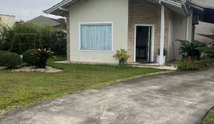 Linda Casa no Floresta