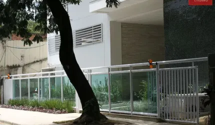 Linda cobertura de alto padrão, arejada com precisão completa de piscina,