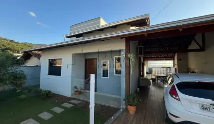 Casa à venda no bairro Jaraguá 84 em Jaraguá do Sul.