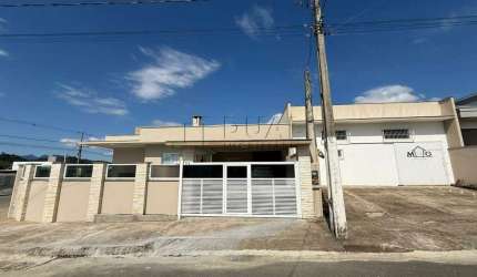 Casa Térrea com Piscina + Galpão Comercial em Terreno de Esquina
