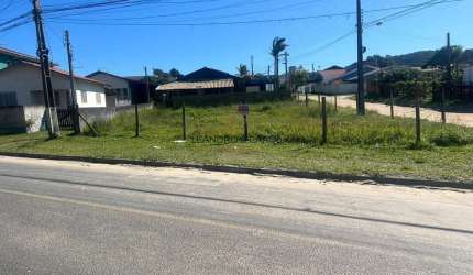 TERRENO DE ESQUINA PRÓXIMO DA PRAIA