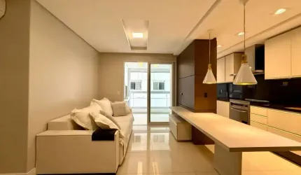 Apartamento 2 dormitórios com suíte, mobilado e vaga de garagem.