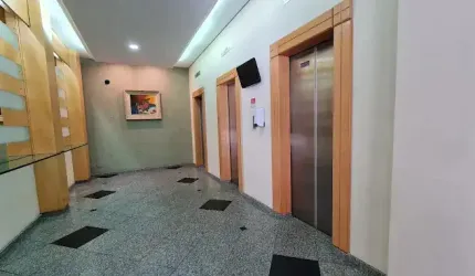 Sala comercial, com 30 m², com uma vaga garagem