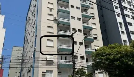 Apartamento com sacada, em condominio de frente para o mar
