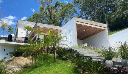 Casa 4 Suítes, Piscina, Churrasqueira com Vista Para o Mar - Balneário Camboriú-SC